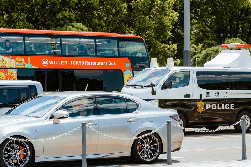 Auto, volante della polizia e bus ristorante Willer davanti al Palazzo Imperiale, di giorno, Tokyo