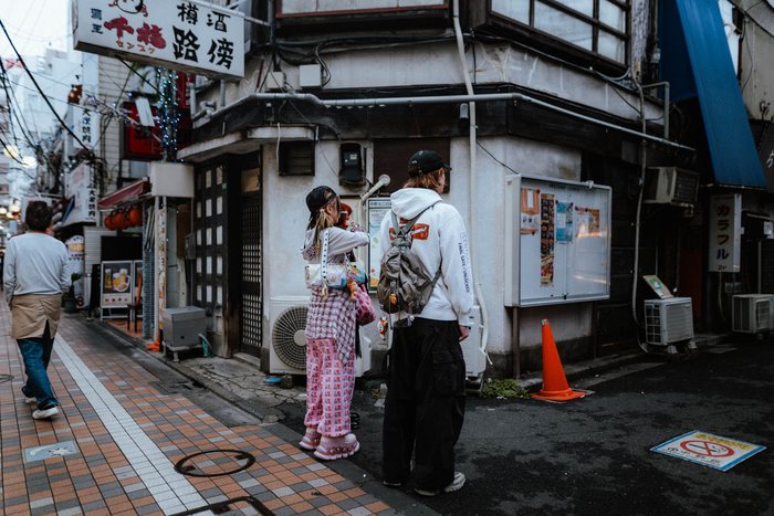 Tokyo libreria usato marciapiede, fotografia di viaggio e street photography in Giappone