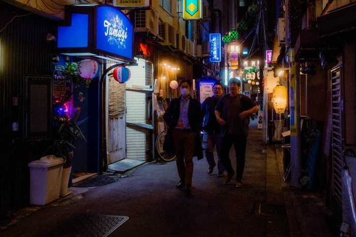 Tokyo libreria vetrina affollata, fotografia di viaggio e street photography in Giappone