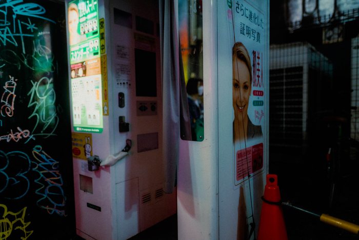 Tokyo locale giallo vetrina, fotografia di viaggio e street photography in Giappone