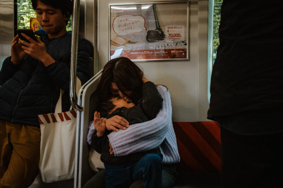 Passeggeri seduti nella metropolitana di Tokyo