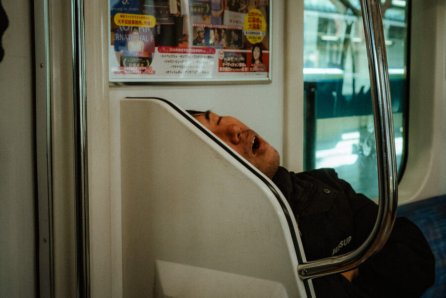 Passeggero addormentato nella metropolitana, Tokyo