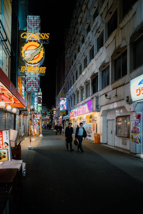 Tokyo minimarket vetrina notte, fotografia di viaggio e street photography in Giappone