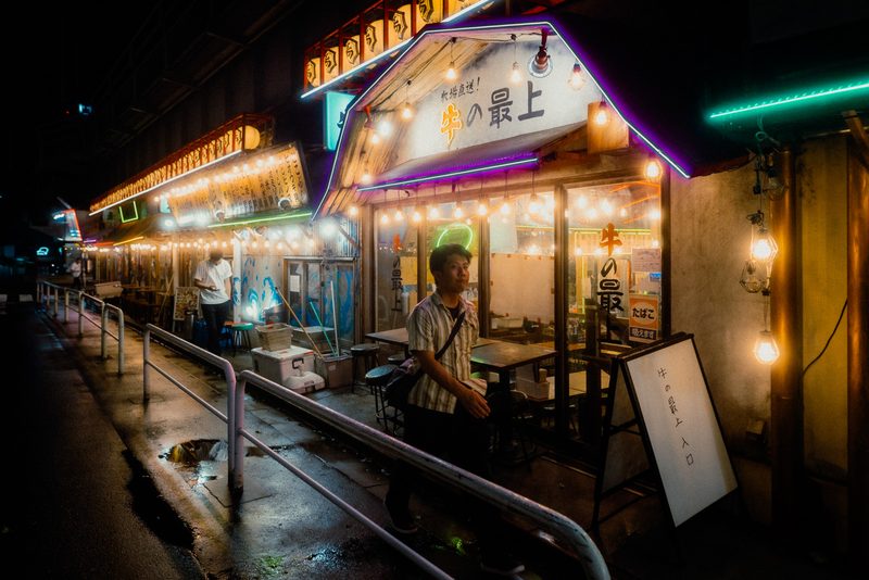 Insegne al neon dell'izakaya Gyu no Mogami in un vicolo notturno, Shimbashi, Tokyo