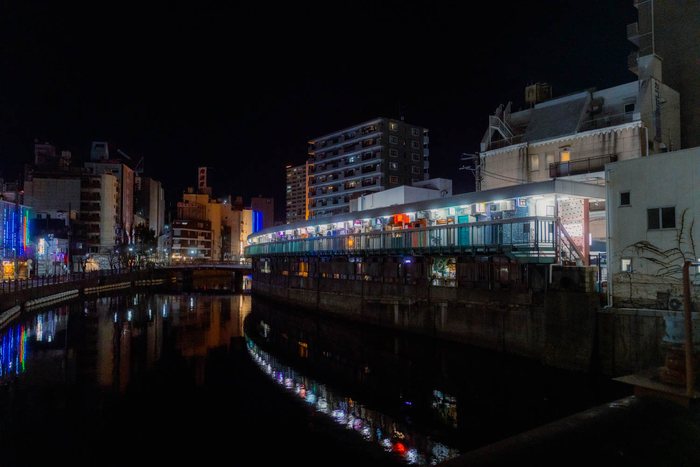 Tokyo negozio giocattoli affollato, fotografia di viaggio e street photography in Giappone
