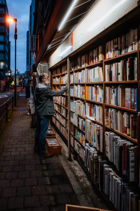 Tokyo negozio libri vicolo, fotografia di viaggio e street photography in Giappone