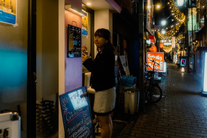 Tokyo neon rosa silhouette, fotografia di viaggio e street photography in Giappone