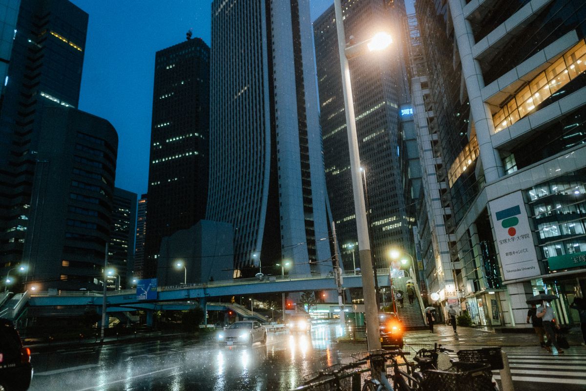 Grattacieli e asfalto bagnato all’ora blu, Nishi-Shinjuku, Tokyo