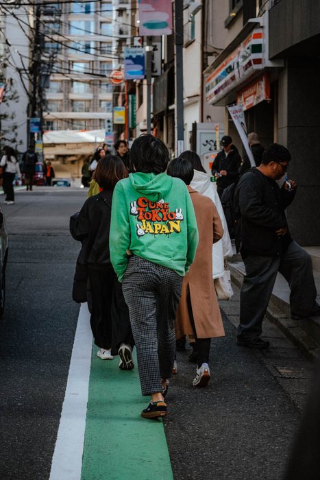 Tokyo ombre passanti vetrata, fotografia di viaggio e street photography in Giappone