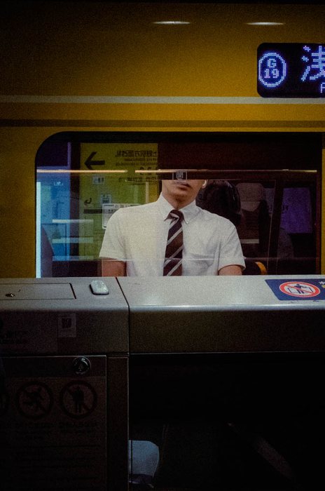 Tokyo ombrello folla stazione, fotografia di viaggio e street photography in Giappone