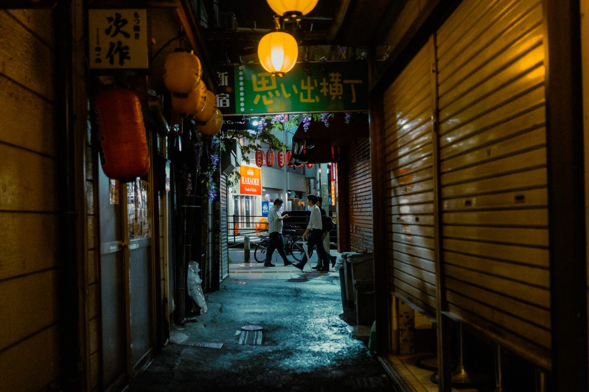 L’insegna verde all’ingresso di Omoide Yokochō vista dal fondo del vicolo, Shinjuku, Tokyo