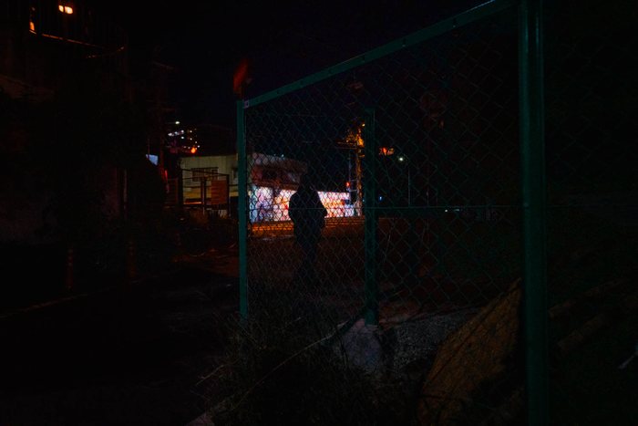 Tokyo palazzo insegne notte, fotografia di viaggio e street photography in Giappone