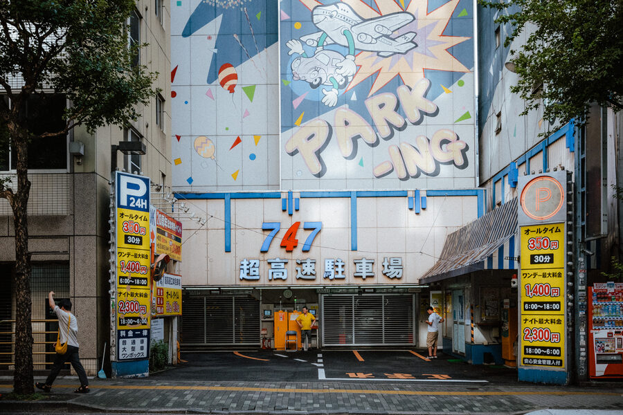 Facciata colorata di un parcheggio urbano a Tokyo