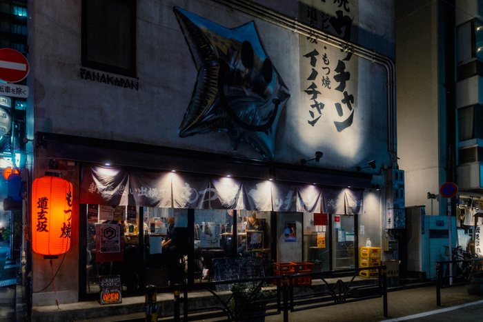 Tokyo passaggio tra edifici, fotografia di viaggio e street photography in Giappone
