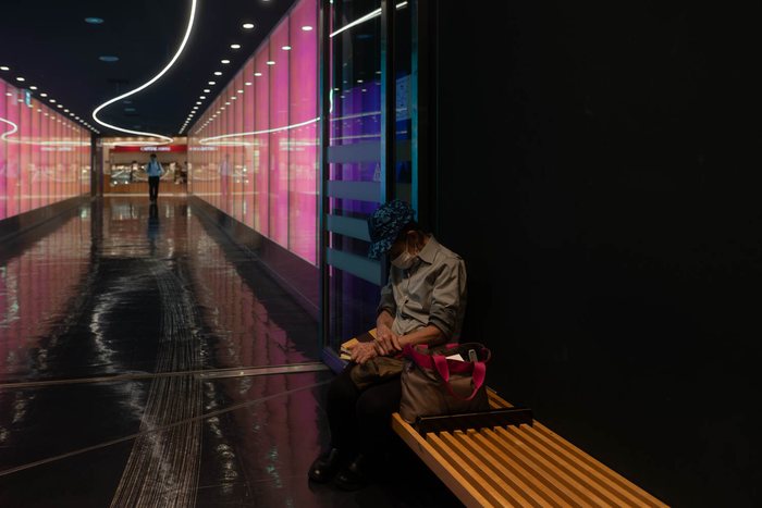 Tokyo passante panchina luci rosa, fotografia di viaggio e street photography in Giappone