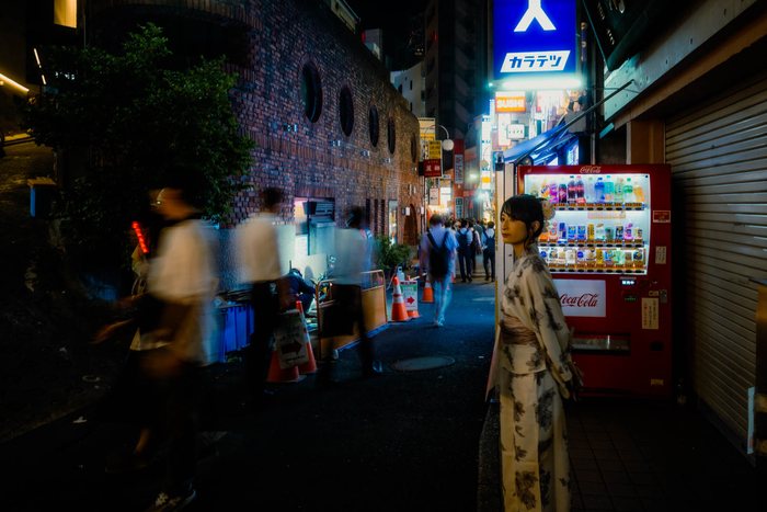Tokyo passante porta blu, fotografia di viaggio e street photography in Giappone