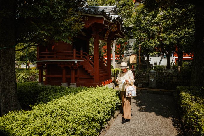 Tokyo passante riflesso vetro, fotografia di viaggio e street photography in Giappone