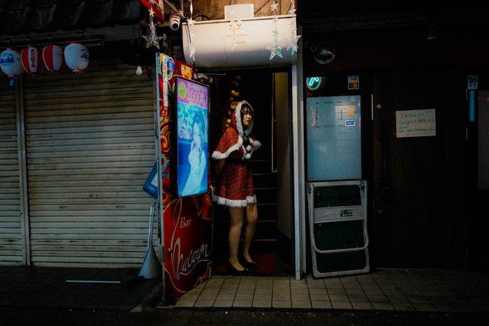 Tokyo passante solitario notte, fotografia di viaggio e street photography in Giappone