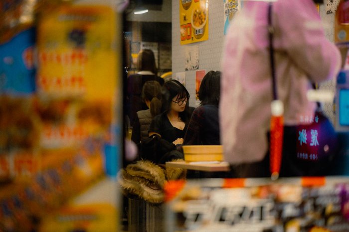 Tokyo passante strada commerciale, fotografia di viaggio e street photography in Giappone