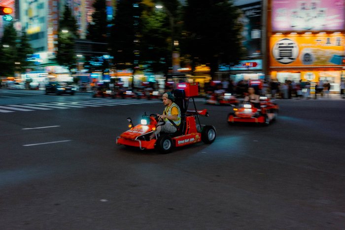 Tokyo passante vetrina colorata, fotografia di viaggio e street photography in Giappone