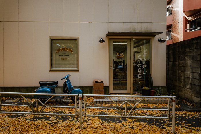 Tokyo passante viale autunno, fotografia di viaggio e street photography in Giappone