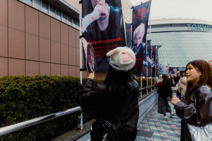 Tokyo passante vicolo luce, fotografia di viaggio e street photography in Giappone