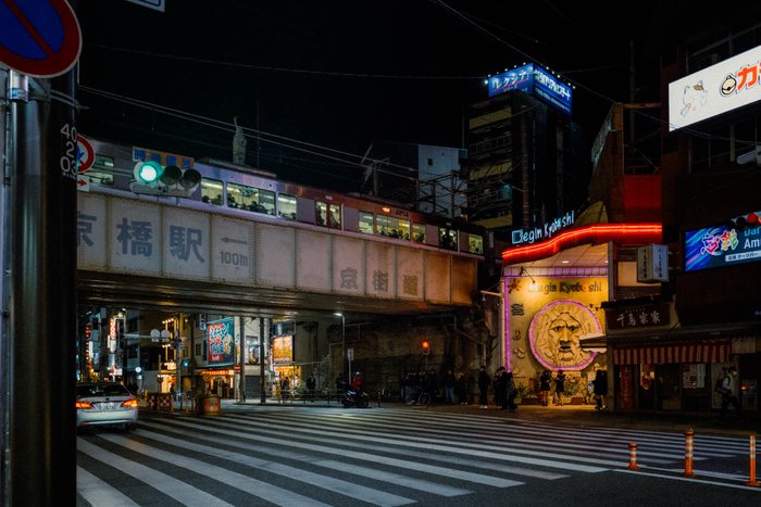 Tokyo passante vicolo ristoranti, fotografia di viaggio e street photography in Giappone