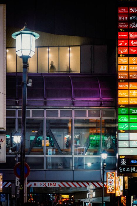 Tokyo passanti balcone stazione, fotografia di viaggio e street photography in Giappone