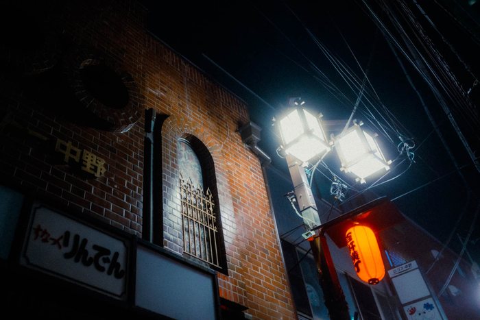 Tokyo passanti vicolo ristoranti, fotografia di viaggio e street photography in Giappone