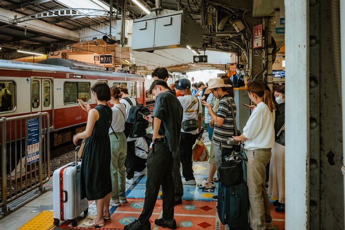 Tokyo persone ombre stazione, fotografia di viaggio e street photography in Giappone