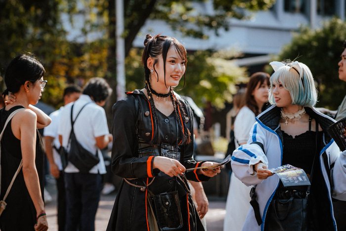 Tokyo persone pioggia marciapiede, fotografia di viaggio e street photography in Giappone