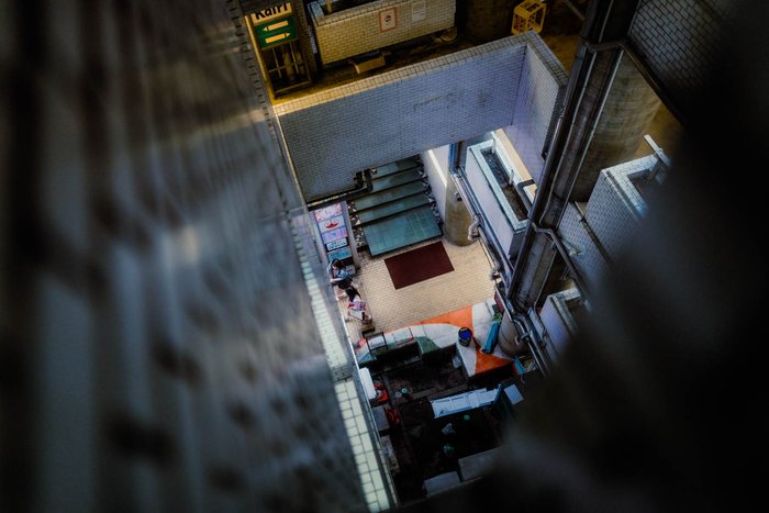 Tokyo persone vetro riflessi, fotografia di viaggio e street photography in Giappone