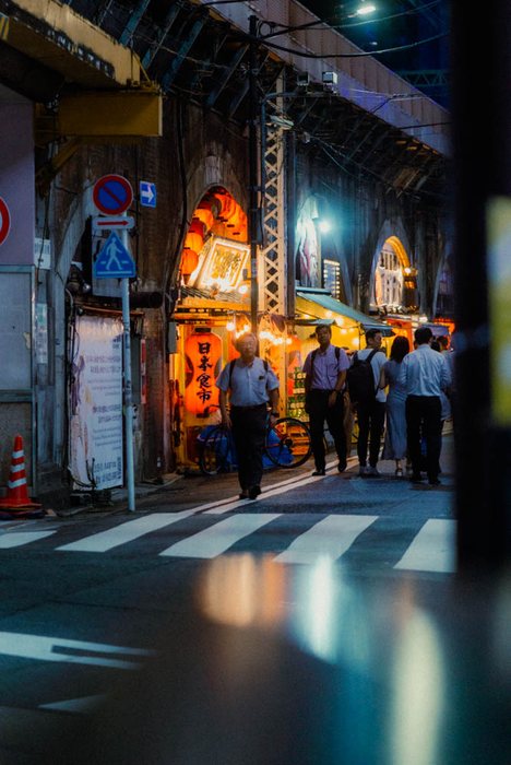 Tokyo porta locale arancione, fotografia di viaggio e street photography in Giappone
