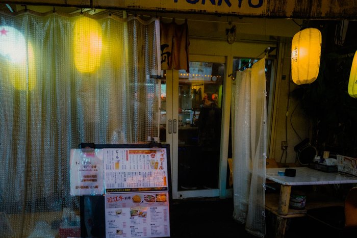 Tokyo porta locale luce calda, fotografia di viaggio e street photography in Giappone