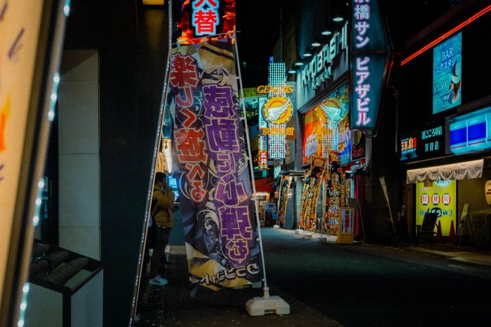Tokyo porta locale notturno, fotografia di viaggio e street photography in Giappone