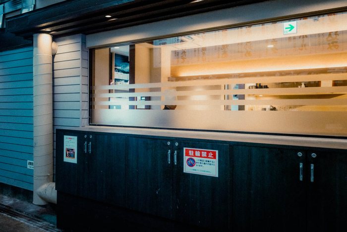 Tokyo porta ombra notte, fotografia di viaggio e street photography in Giappone