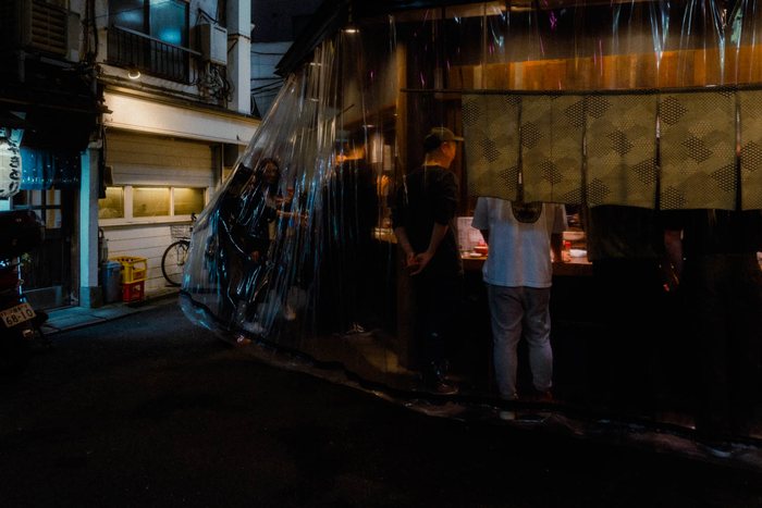 Tokyo porta ristorante rossa, fotografia di viaggio e street photography in Giappone