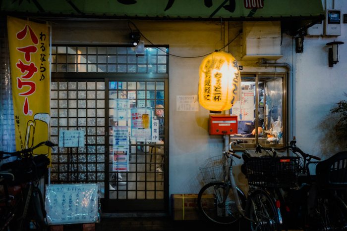 Tokyo porta soba albero, fotografia di viaggio e street photography in Giappone