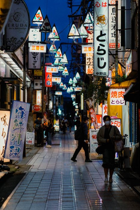 Tokyo ragazza attraversamento rosso, fotografia di viaggio e street photography in Giappone