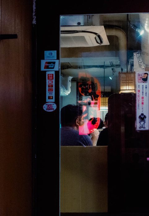 Tokyo ragazza ingresso locale, fotografia di viaggio e street photography in Giappone