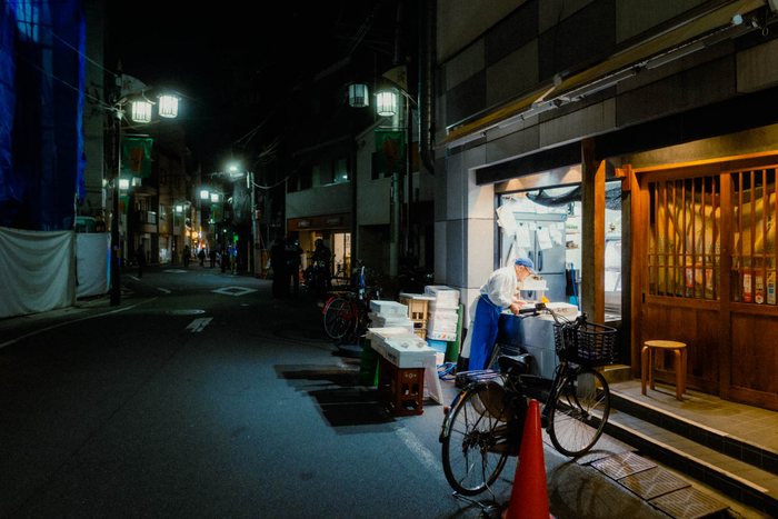 Tokyo ragazza ombra vicolo, fotografia di viaggio e street photography in Giappone