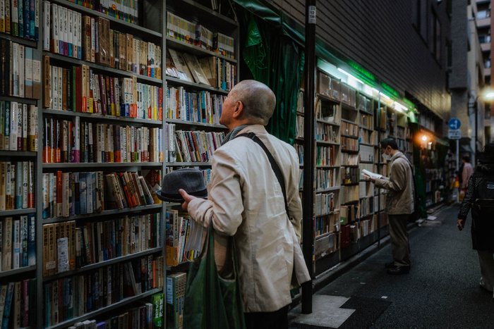 Tokyo ragazza strisce pedonali 2, fotografia di viaggio e street photography in Giappone