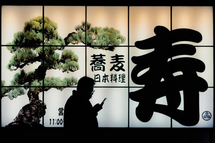 Tokyo ragazza vicolo lanterna, fotografia di viaggio e street photography in Giappone