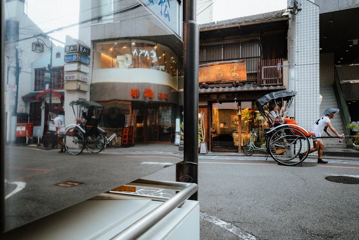 Tokyo ragazzo skateboard luce, fotografia di viaggio e street photography in Giappone