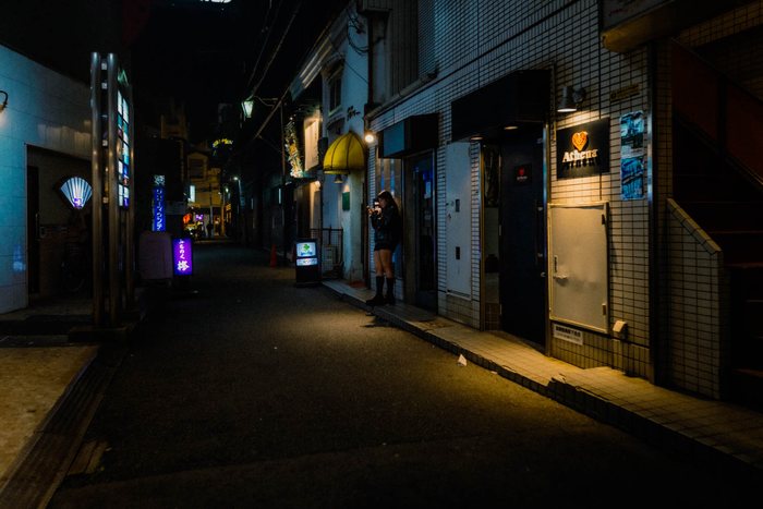 Tokyo ragazzo strada insegne, fotografia di viaggio e street photography in Giappone