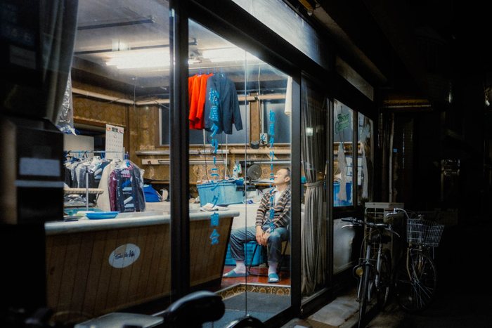 Tokyo ramen locale clienti, fotografia di viaggio e street photography in Giappone