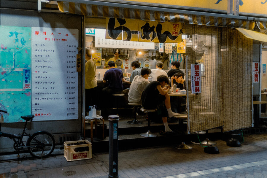Clienti seduti al bancone di un piccolo ramen-ya, Tokyo