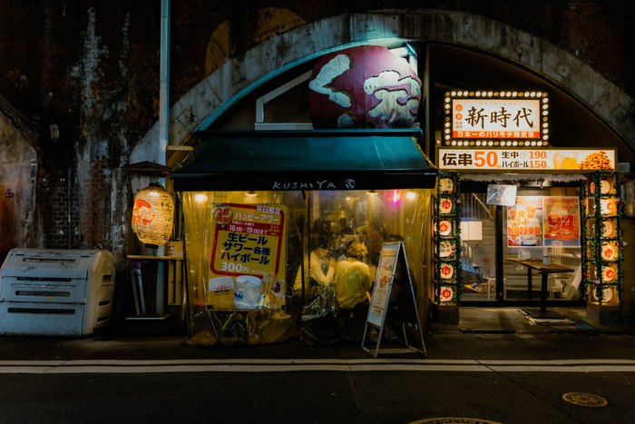 Un piccolo ristorante d’angolo acceso nella notte di Tokyo