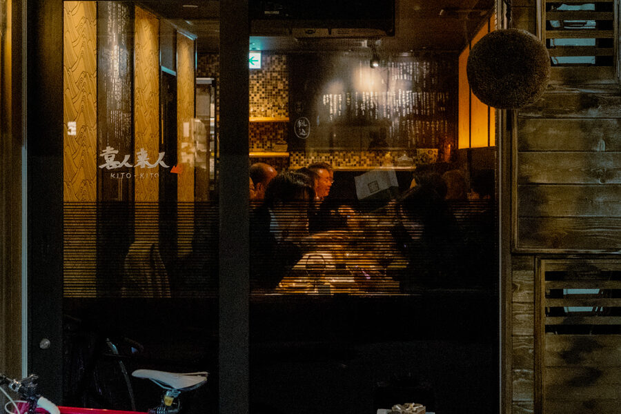 Cuoco al lavoro dietro il vetro di un ristorante, Tokyo