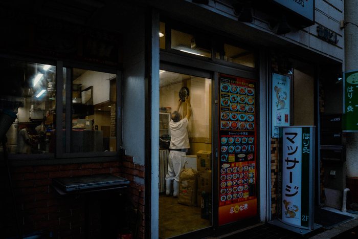 Tokyo ristorante lanterna porta, fotografia di viaggio e street photography in Giappone